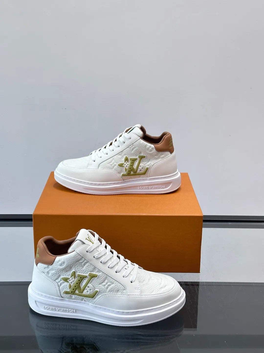 Men's shoes 💰p400 "＊OUIS ＊UITTO＊" Men's sports shoes, grained cow leather are low-key and recognizable. The rubber sole is thick and lightweight, the padded insole + technical lining make it super comfortable to wear! The main color with brown details is versatile and fashionable, and can be worn for daily leisure or business ~ LV embossing on the side of the shoe + brand logo on the sole, perfect details! size: 38-44 (45 customized)